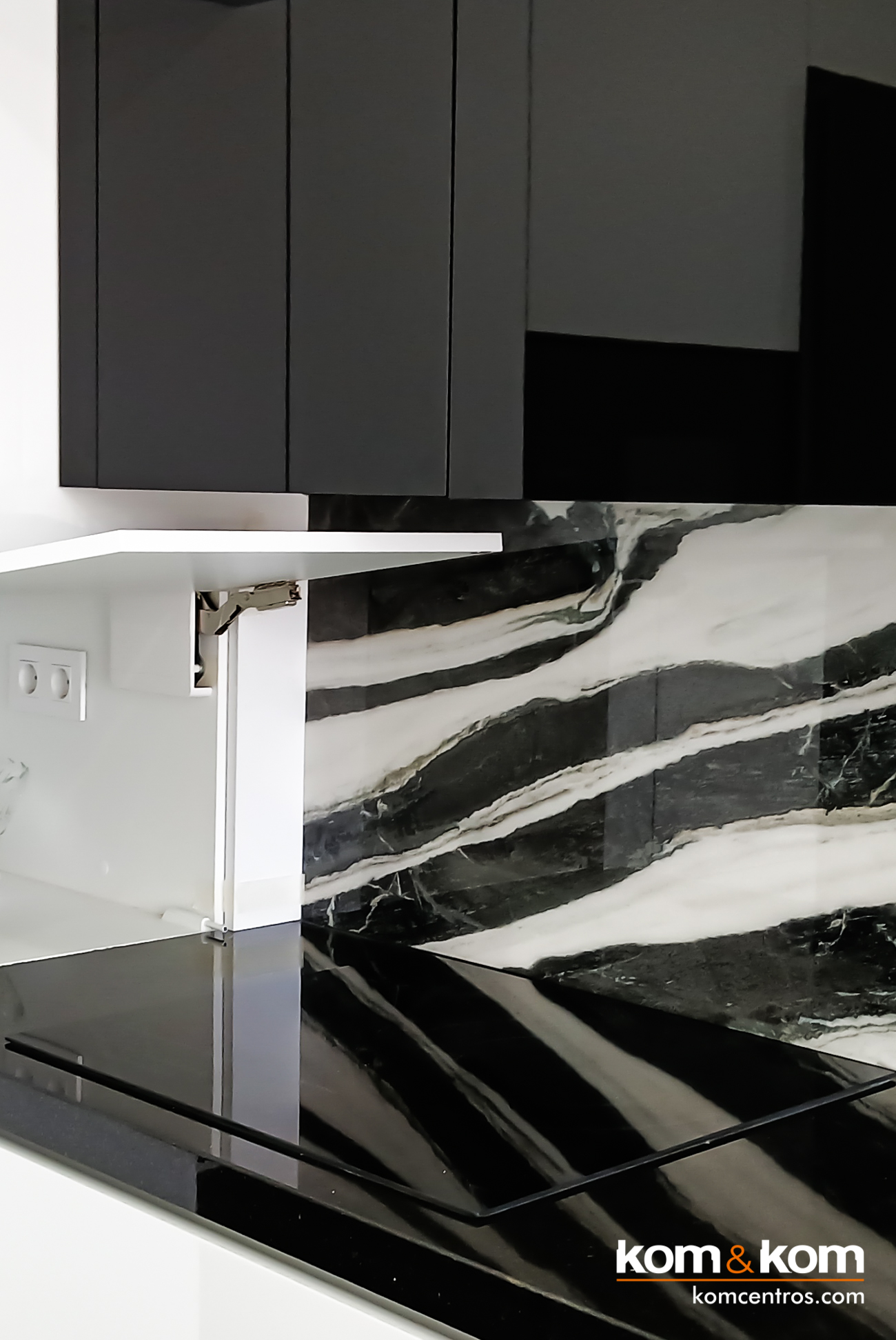 campana de cocina integrada oculta en cocina pequ&ntilde;a brillo negro y blanco